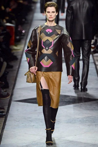 Look 16